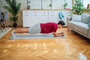 Mann macht Plank im Wohnzimmer Mann macht Plank im Wohnzimmer